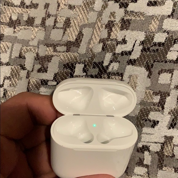Airpods (case only) - Picture 2 of 4